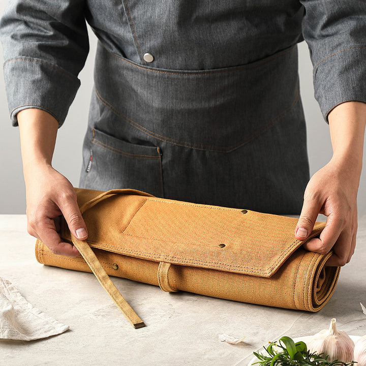 Persoon rolt khaki messentas van canvas op