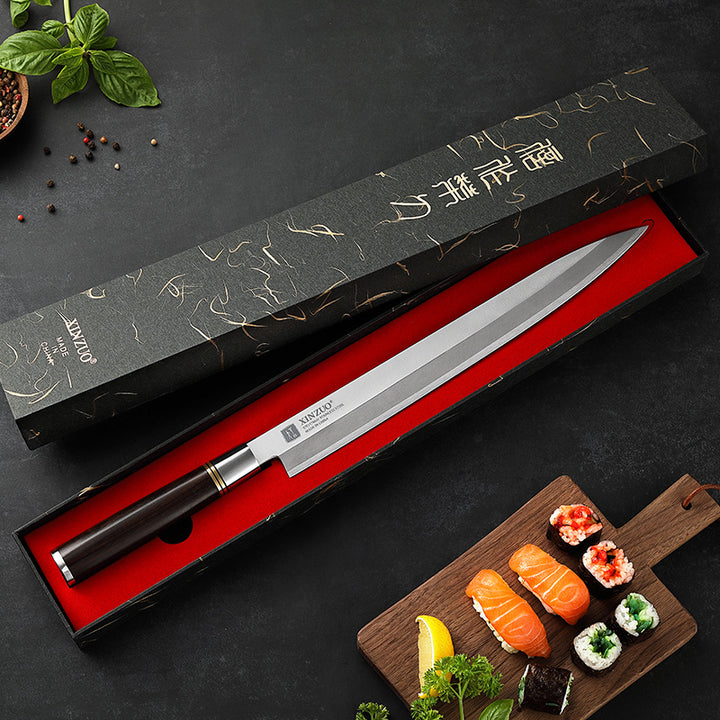 XinZuo SE He sashimi mes in de geschenkdoos met sushi op een plank