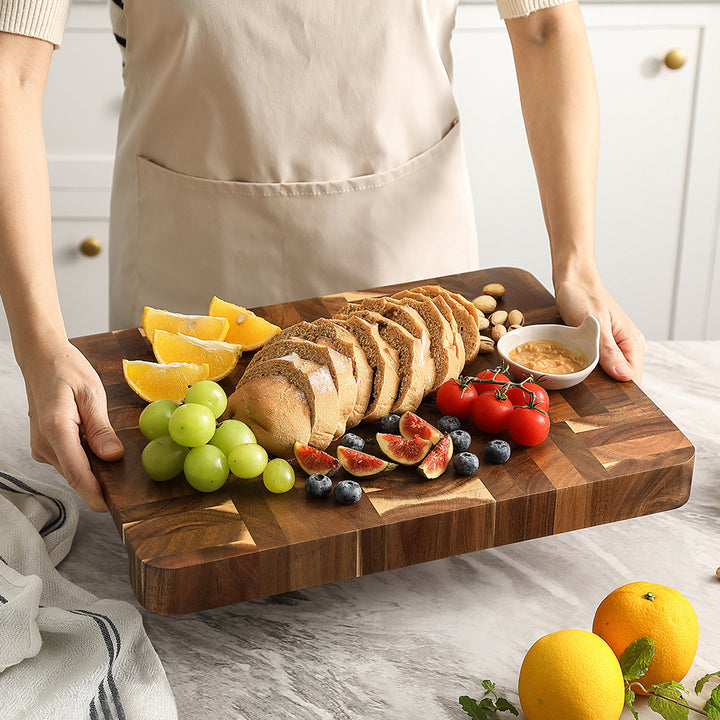 Kopshouten snijplank acacia met brood, fruit en noten in keuken