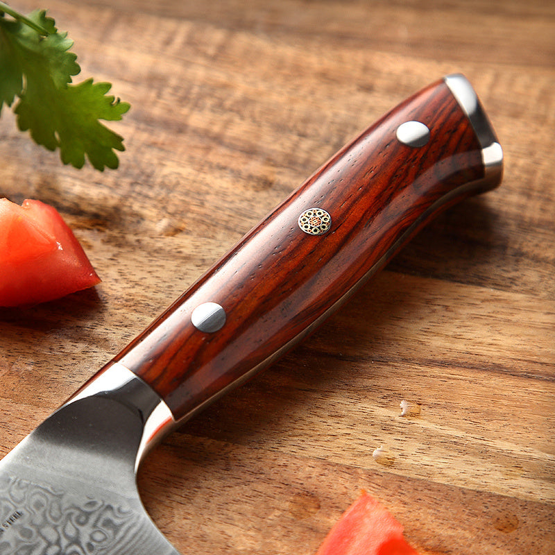 Houten handvat van het B13R Yu santokumes met gesneden tomaten