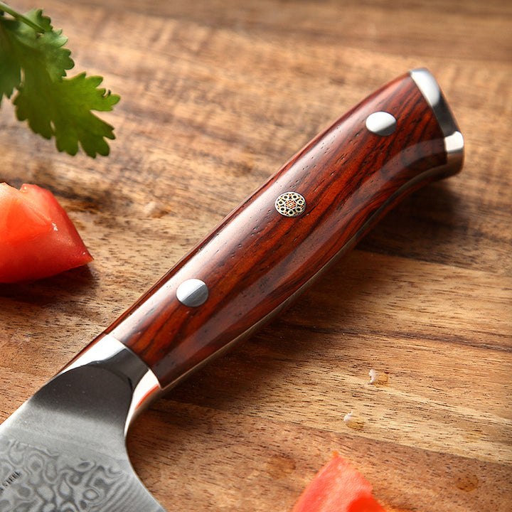 Houten handvat van het B13R Yu santokumes met gesneden tomaten