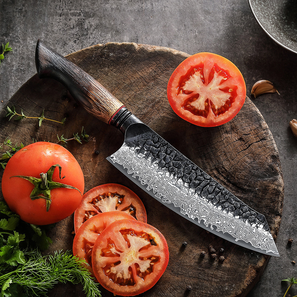 XinZuo X06 Mo koksmes naast tomaten en kruiden op snijplank