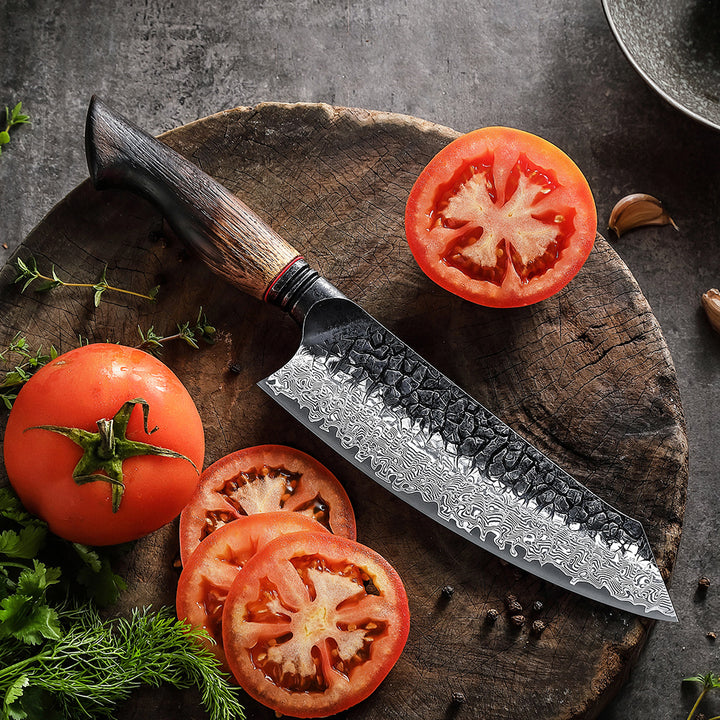 XinZuo X06 Mo koksmes naast tomaten en kruiden op snijplank