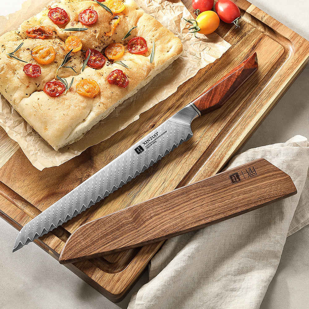 X03 Xing broodmes naast focaccia en houten beschermkap