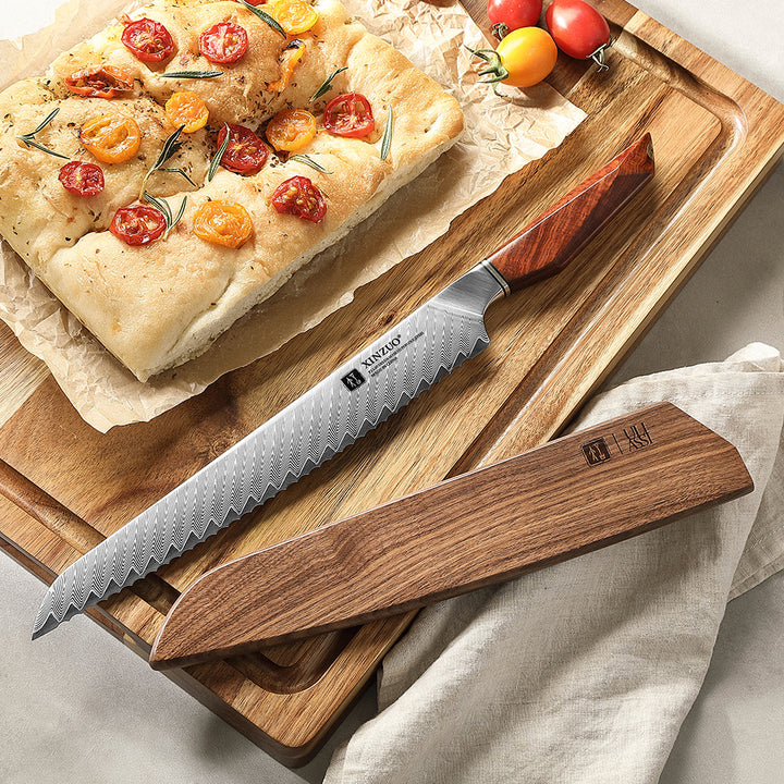 X03 Xing broodmes naast focaccia en houten beschermkap