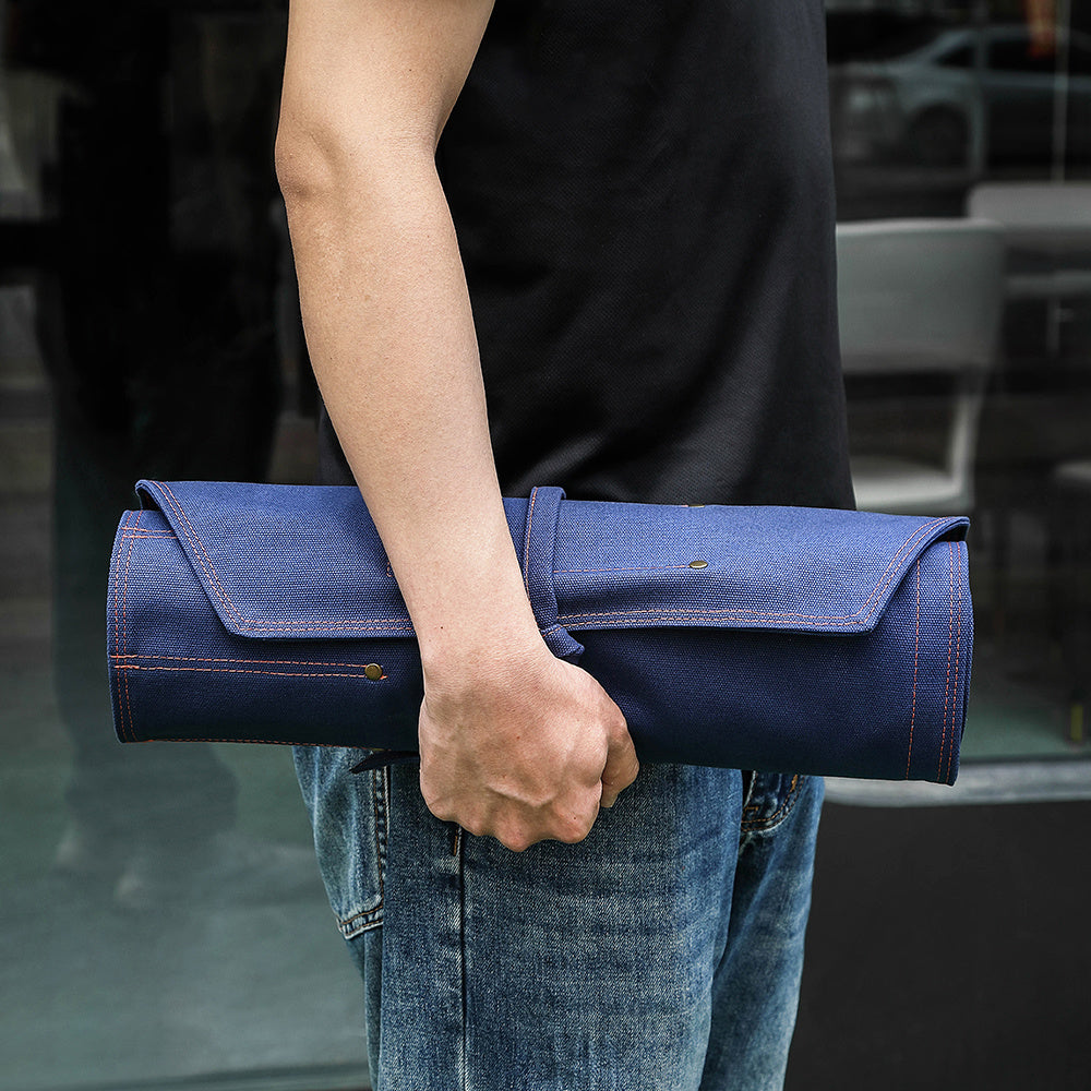 Opgerolde blauwe messentas van canvas met zichtbare sluiting
