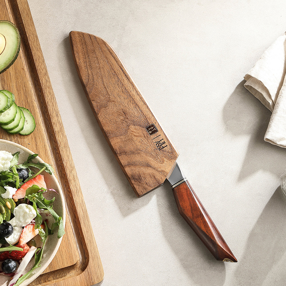 Santokumes met houten handvat naast salade