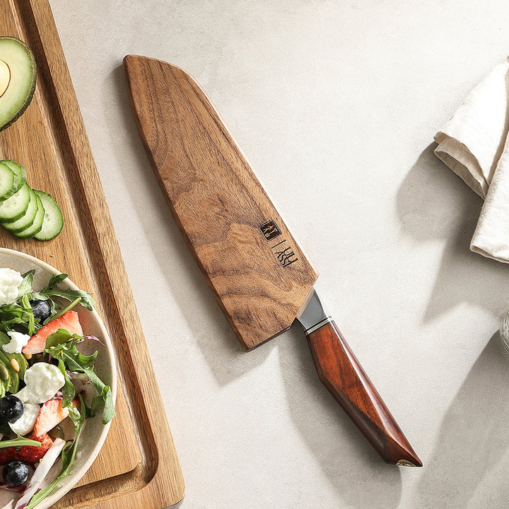 Santokumes met houten handvat naast salade