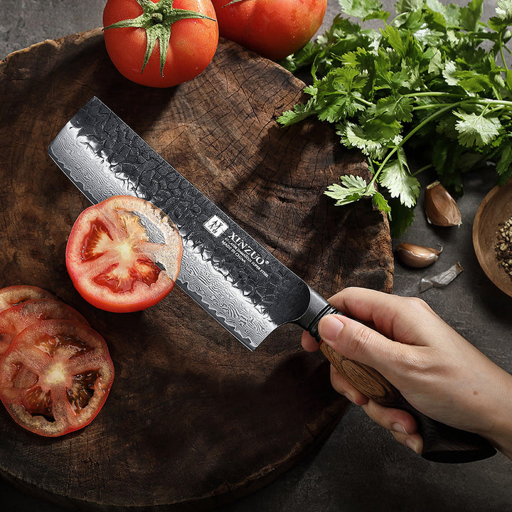 X06 Mo nakiri mes snijdt tomaat op houten plank