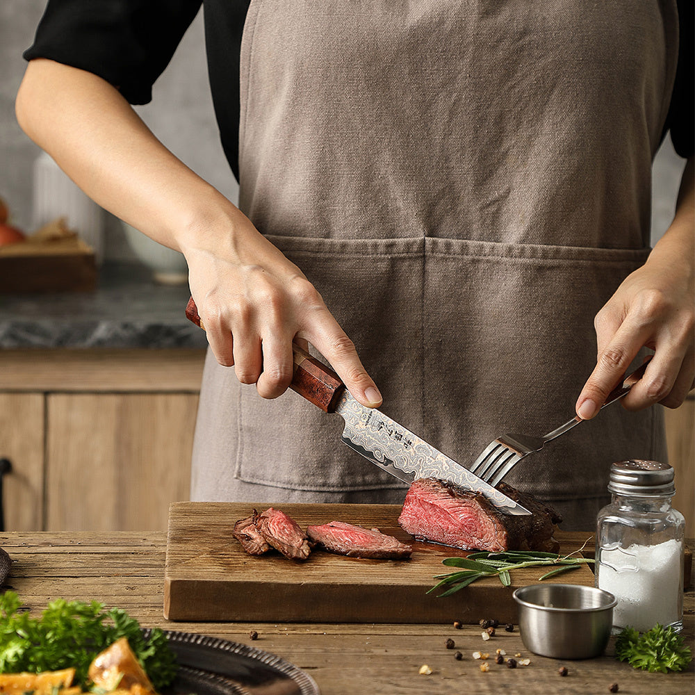 Hezhen X05C steakmes snijdt steak op houten plank