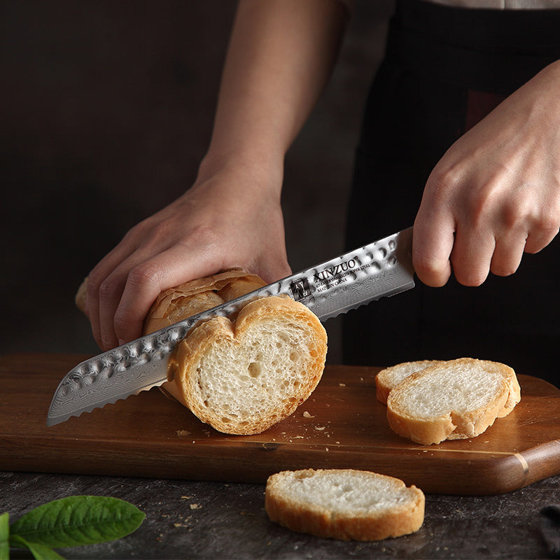 Broodmes uit B1H He set snijdt brood op plank