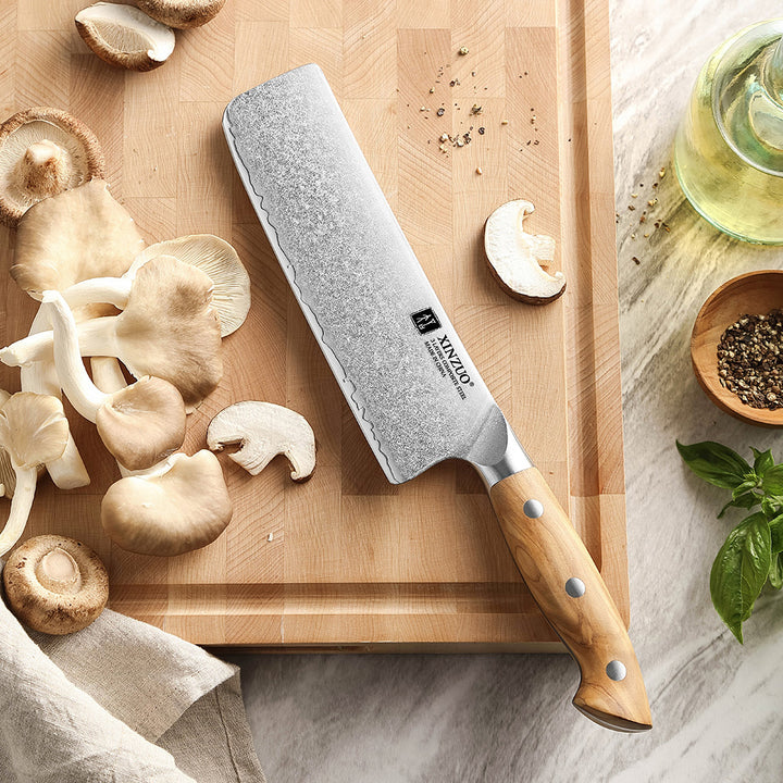 X02O Pin nakiri mes met champignons en kruiden op plank