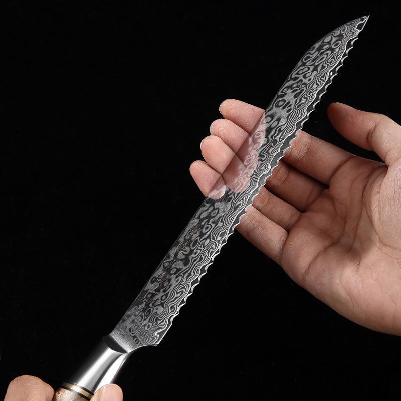 Damascus lemmet van het Hezhen B30 Master broodmes in de hand