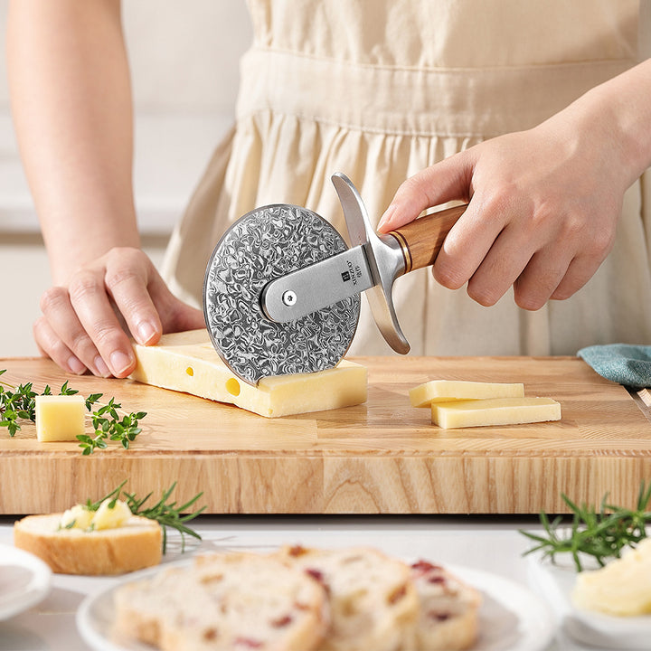 B37 Lan pizzasnijder snijdt kaas op een plank