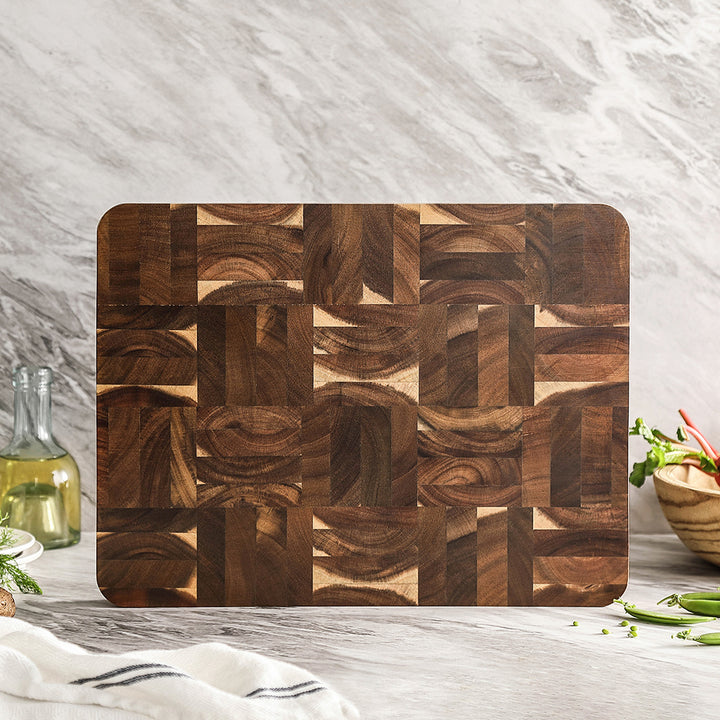 Kopshouten snijplank acacia met ingrediënten, bovenaanzicht