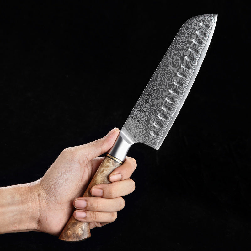 Hezhen B30 Master santokumes met houten handvat in de hand