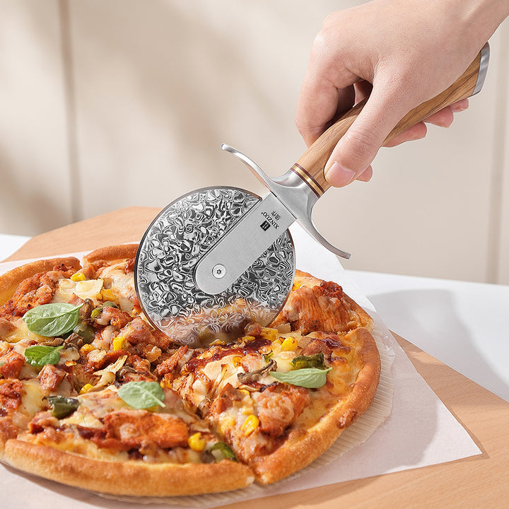 B37 Lan pizzasnijder boven een rijkelijk belegde pizza