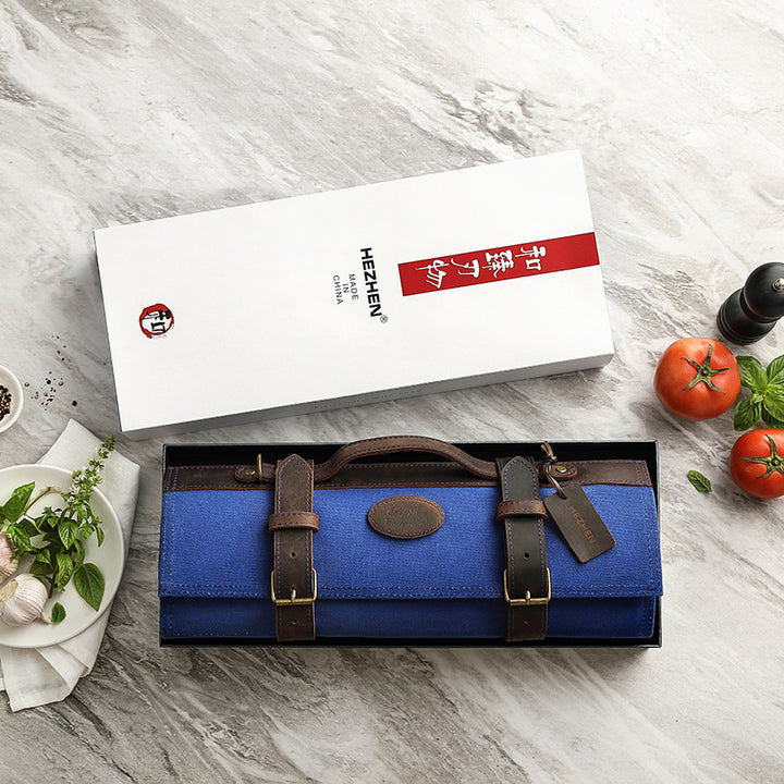Blauwe messentas open met leren handvat, naast witte doos en ingrediënten