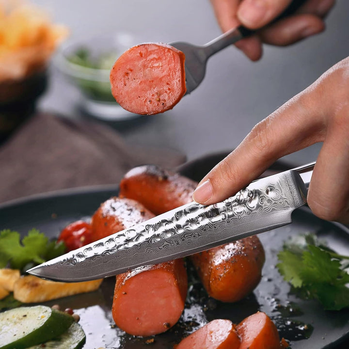 B1H He steakmes snijdt een stuk worst