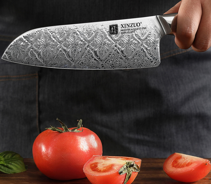XinZuo B46D Jiang koksmes met damastpatroon boven gesneden tomaten