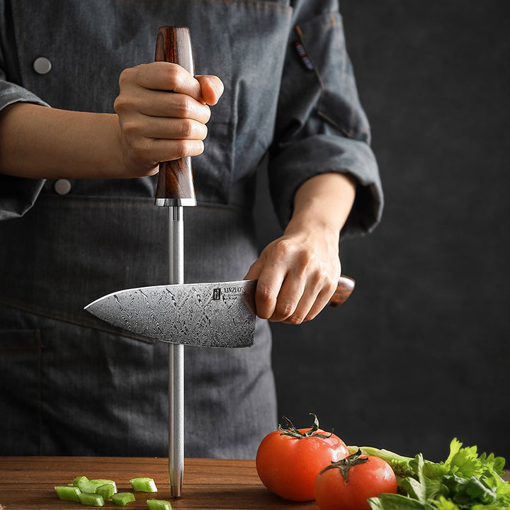 Koksmes van XinZuo B46D Jiang messenset geslepen met slijpstok, tomaten erbij