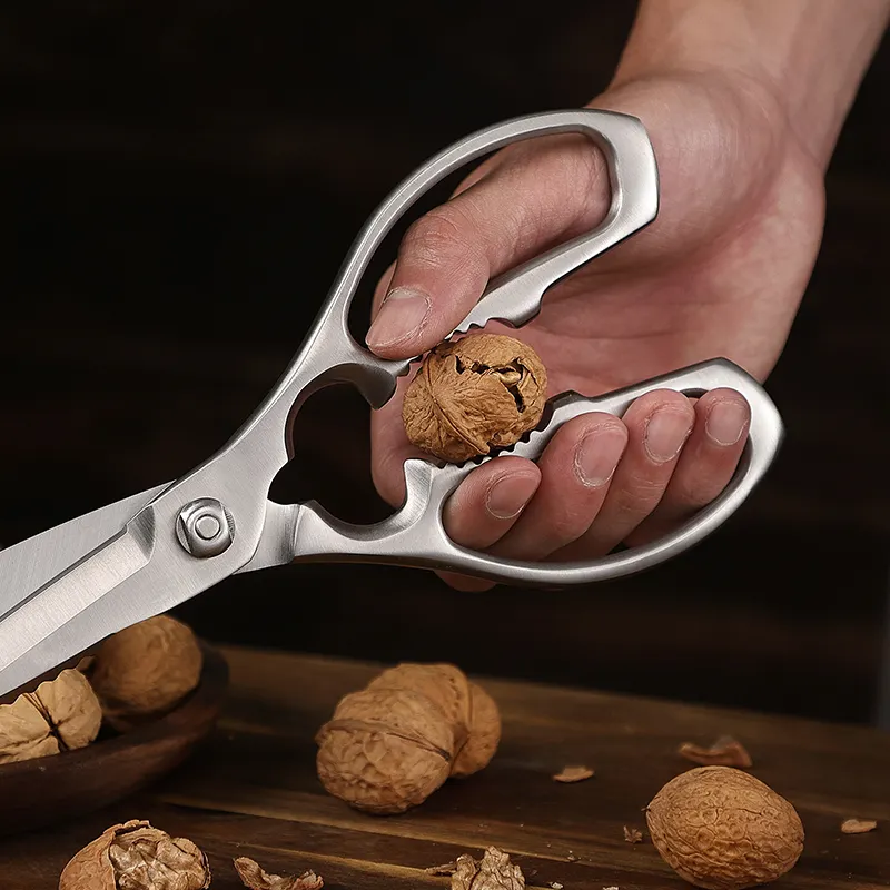RVS SZ04 keukenschaar knipt een walnoot