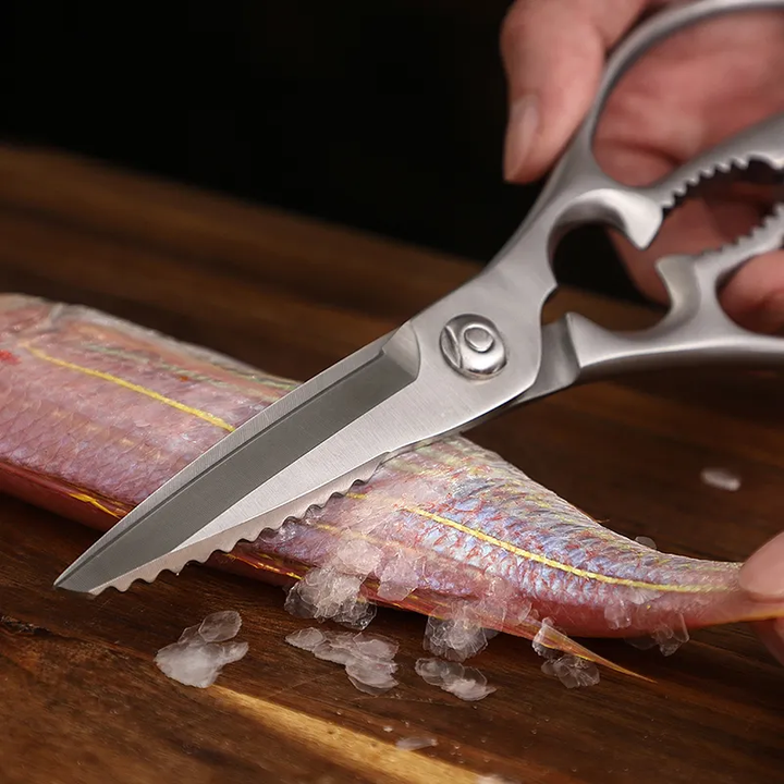 RVS SZ04 keukenschaar snijdt vis op houten plank