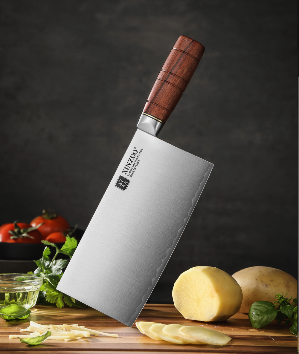 X07 Fu Chinese cleaver rechtop met aardappelen en kruiden