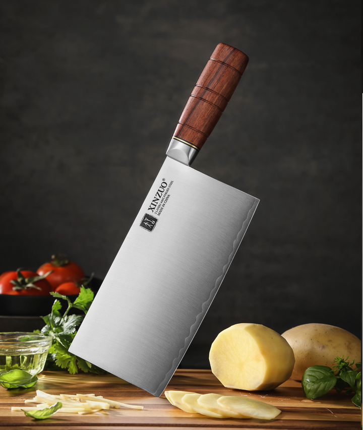 X07 Fu Chinese cleaver rechtop met aardappelen en kruiden