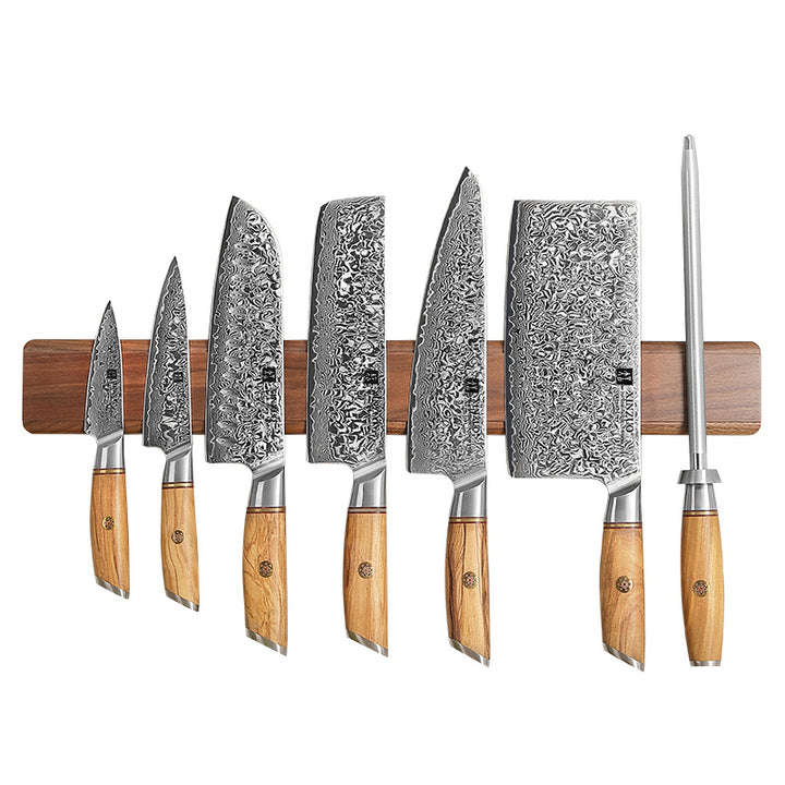 Magneetstrip met zeven messen, waaronder koksmes en santoku