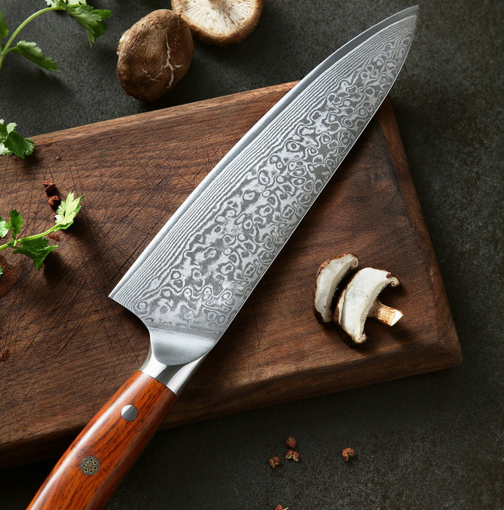 B13R Yu koksmes met damastpatroon en champignon op plank