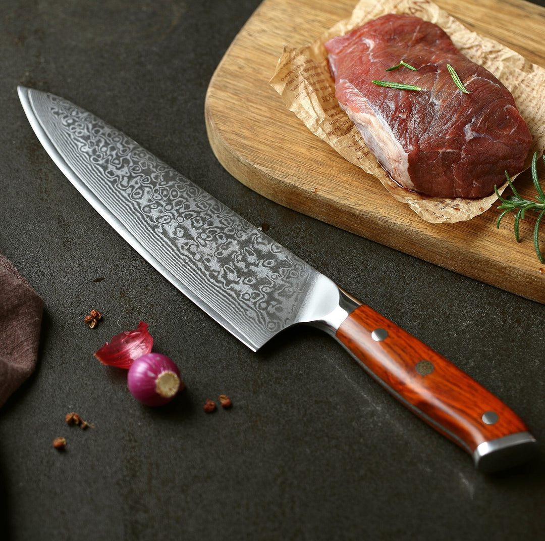 B13R Yu koksmes op plank met vlees en ingrediënten