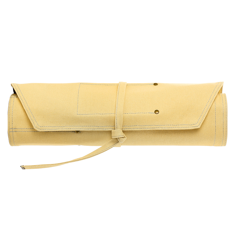 Opgerolde gele canvas messentas met sluiting zichtbaar