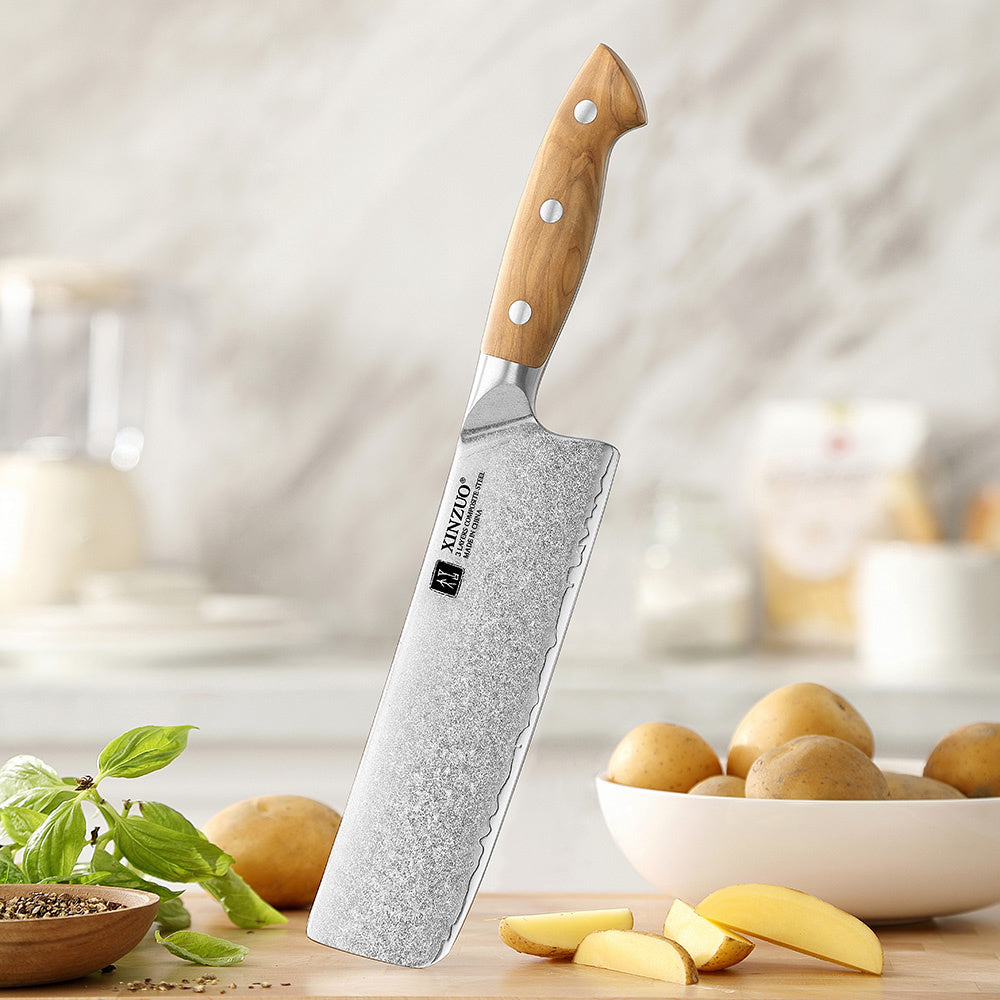 XinZuo X02O nakiri mes met houten handvat en aardappelen op de achtergrond