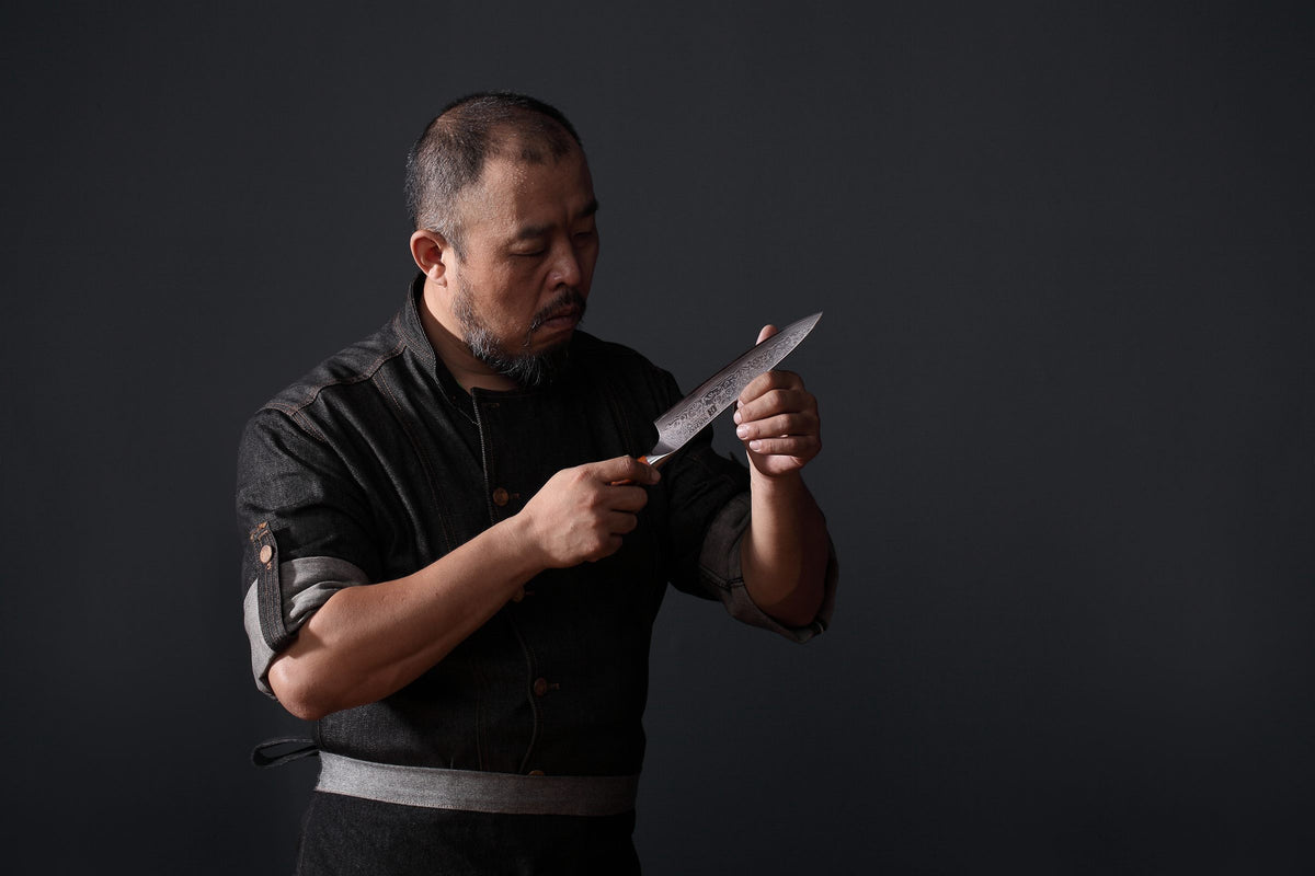 Vakman inspecteert een XinZuo keukenmes