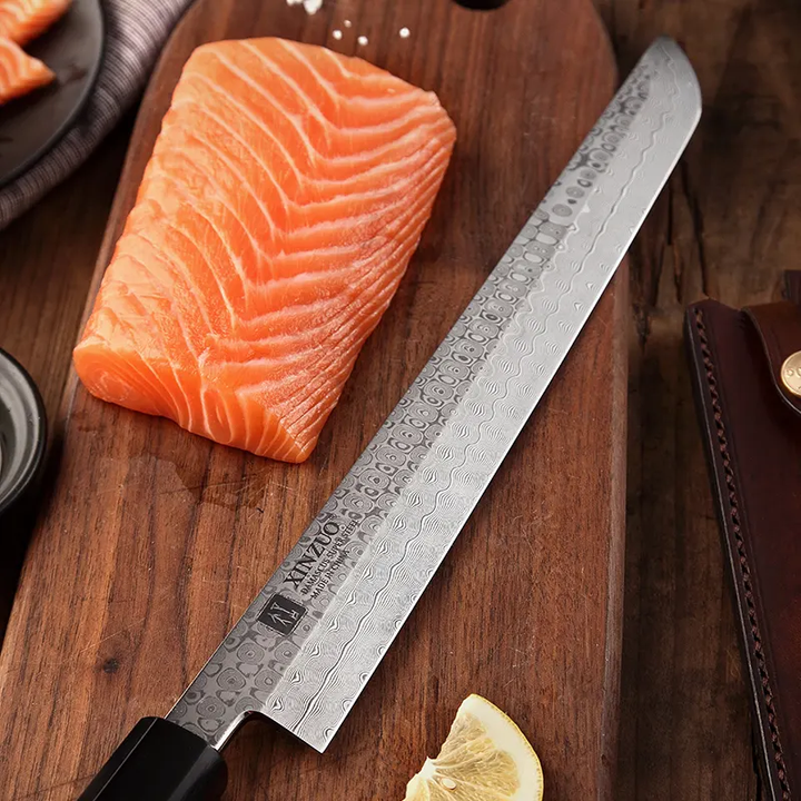XinZuo F3 Zhen sakimaru naast zalm en citroen op snijplank