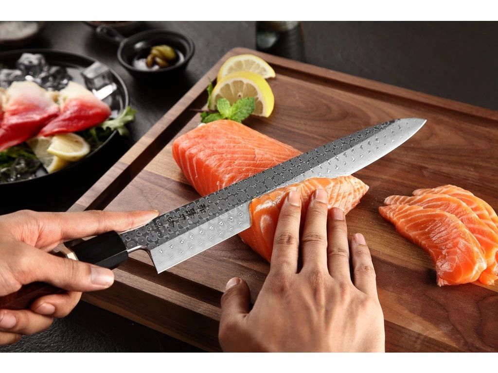 XinZuo F3 Zhen sashimi mes snijdt zalm op een plank