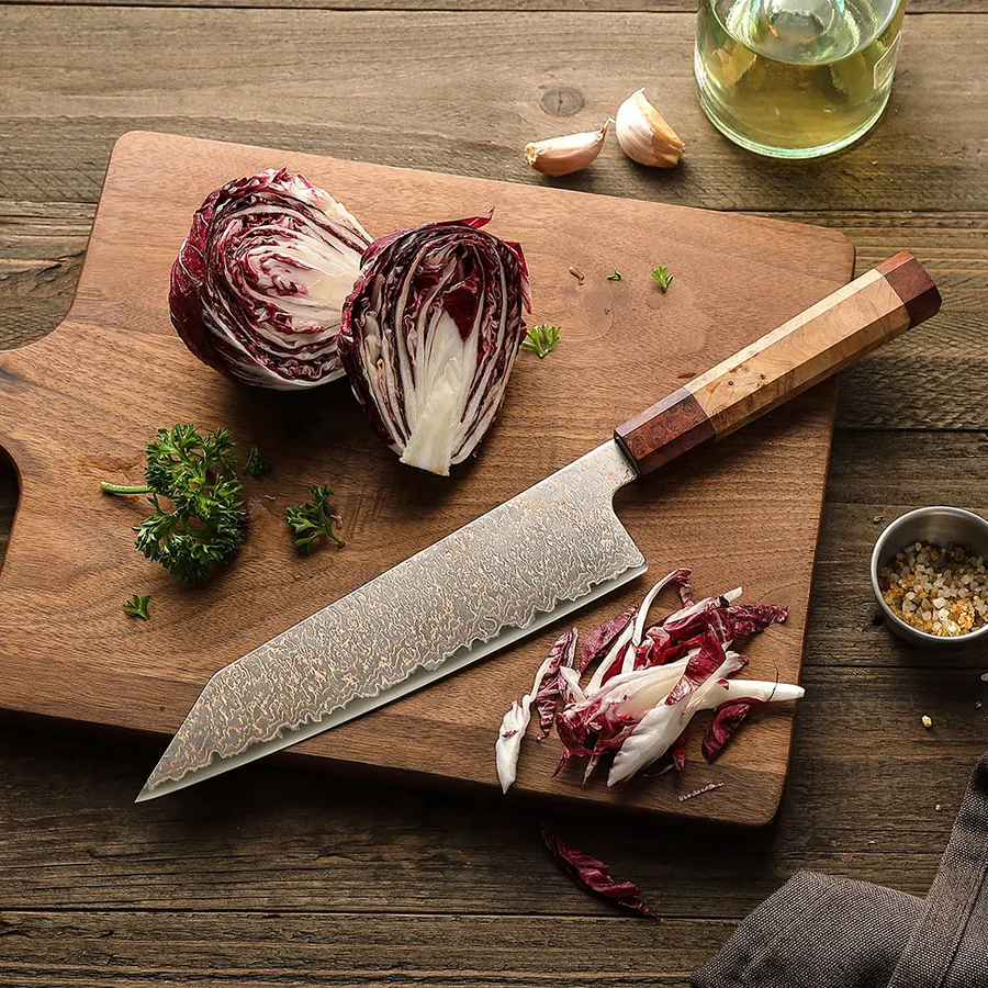 Een scherpe bunka met drie kleuren Damascus