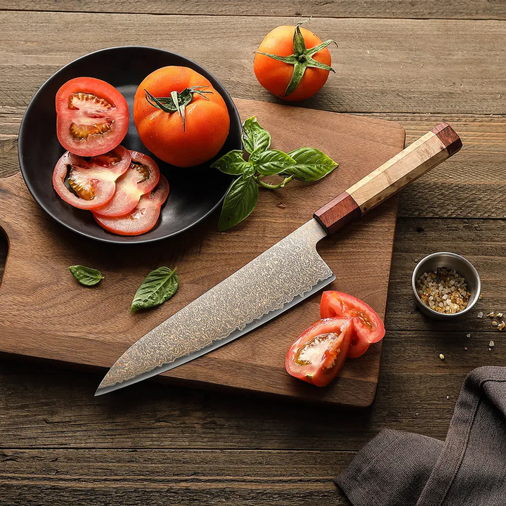 Hezhen X05C Retro koksmes op snijplank met tomaten en basilicum
