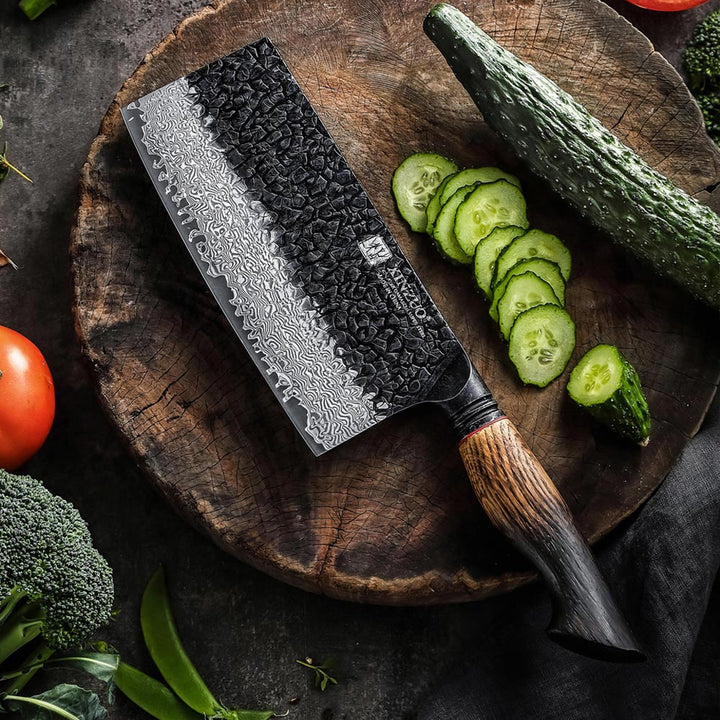 XinZuo X06 Mo chinese cleaver op een plank met komkommer