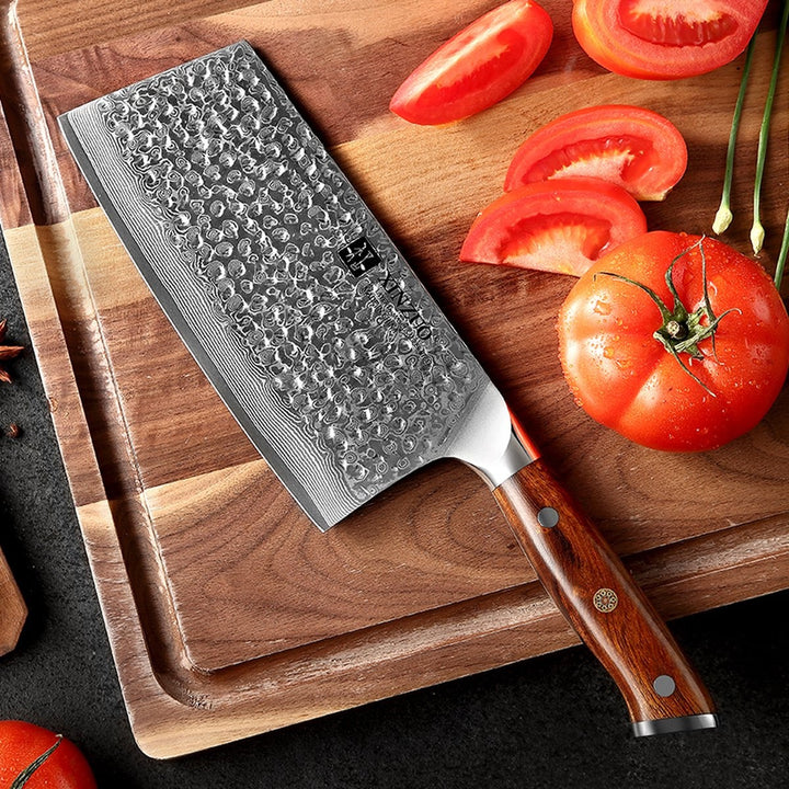 XinZuo B13D Yu Chinese cleaver op snijplank met gesneden tomaten
