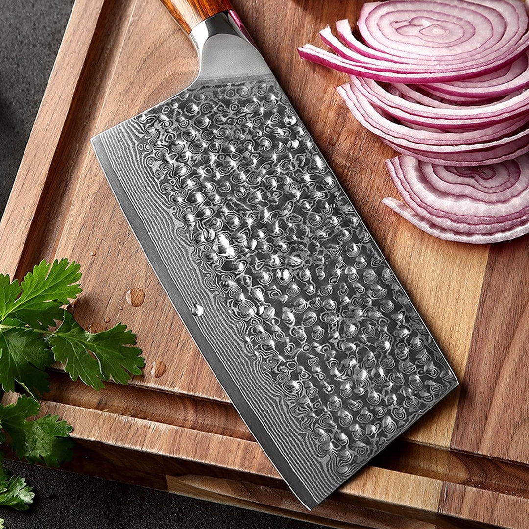 Lemmet van het XinZuo B13D Yu Chinese cleaver naast rode uien en kruiden