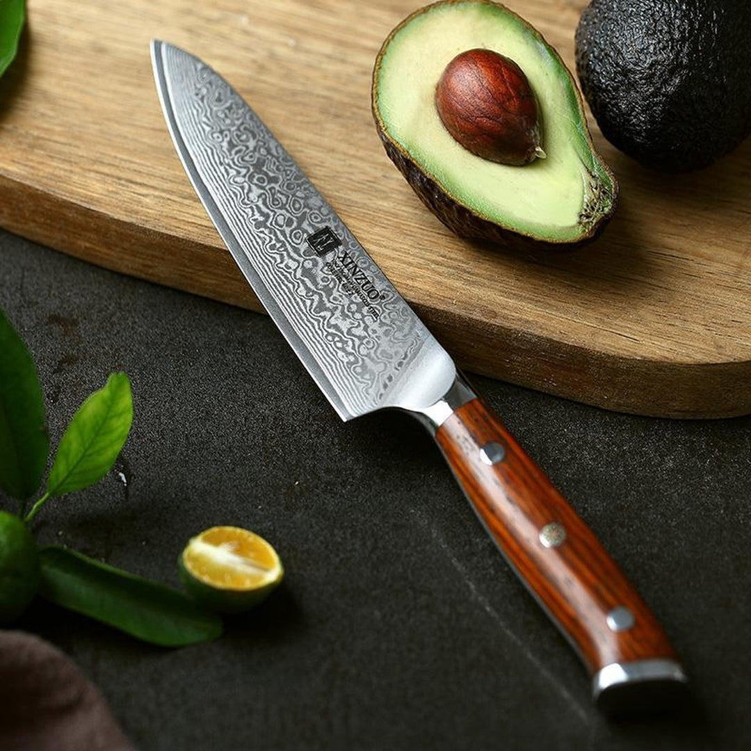 Koksmes uit de B13R Yu messenset met avocado en limoen