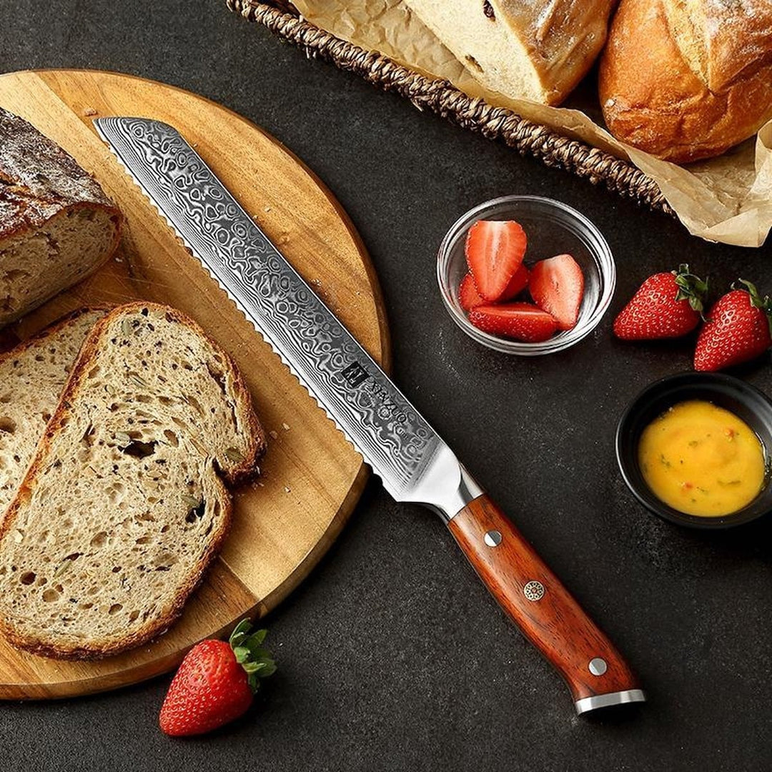B13R Yu broodmes met houten handvat op een plank met brood en aardbeien