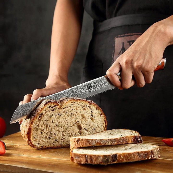 B13R Yu broodmes snijdt een stuk brood