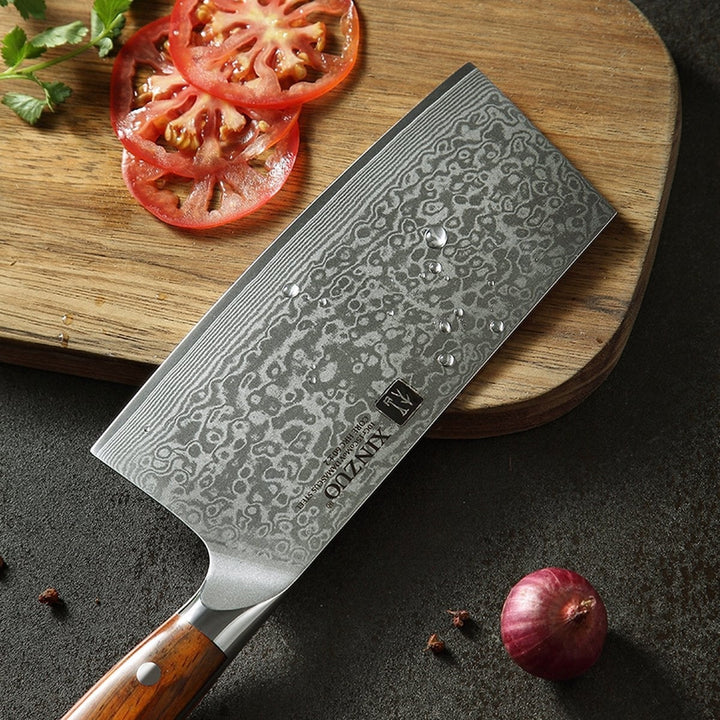 XinZuo B13R Yu cleaver op plank met tomaten en ui