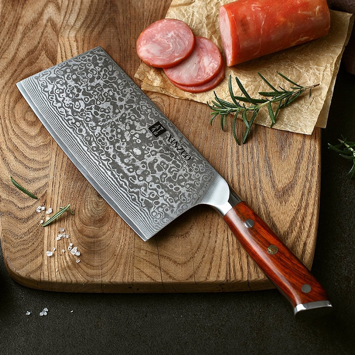 XinZuo B13R Yu cleaver op plank met ingrediënten