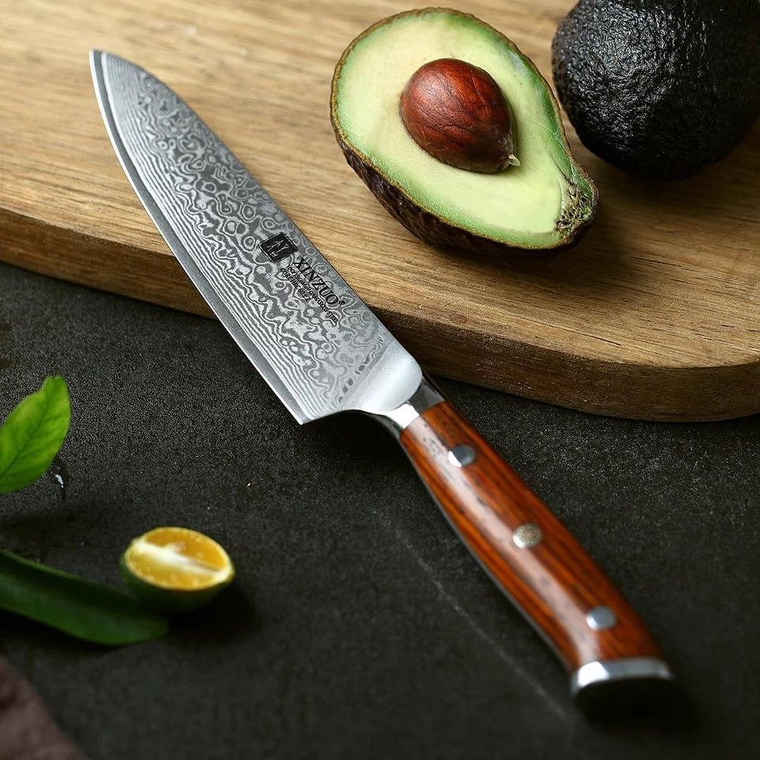 B13R Yu koksmes op snijplank met avocado en limoen