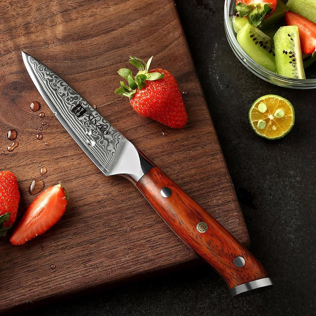 B13R Yu schilmes op plank met aardbeien en gesneden kiwi