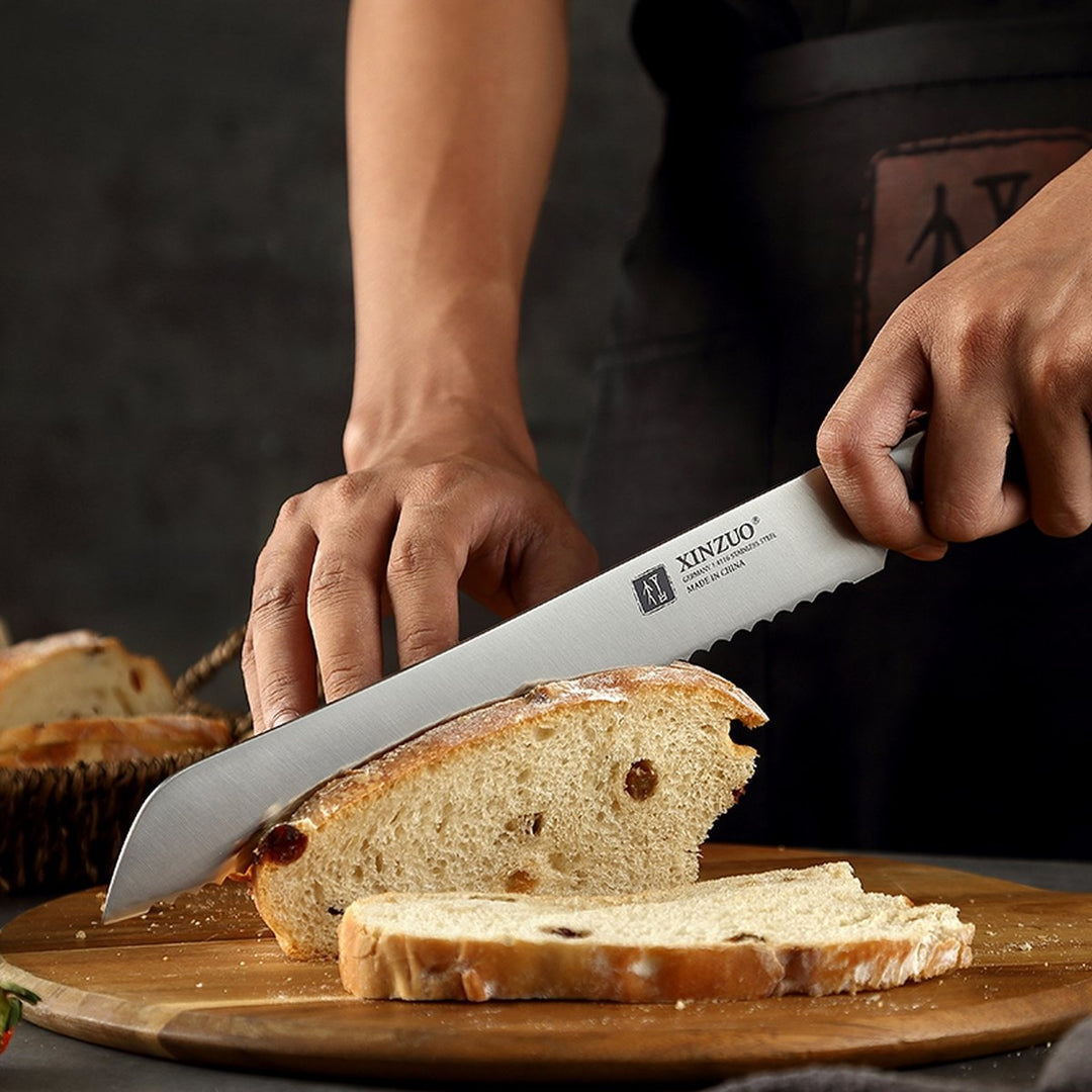 B13S Yu broodmes in gebruik bij het snijden van brood